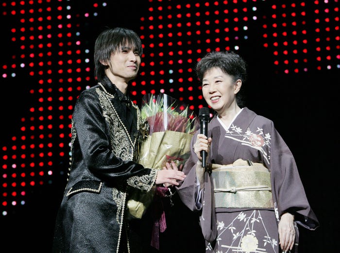 2008年年1月6日「SHOCK」500回カーテンコールに駆け付ける(右)森光子さん(左)堂本光一(提供写真)