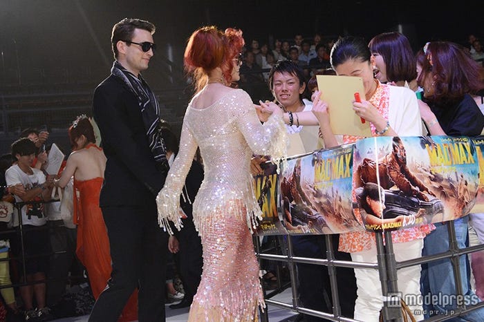 バストタッチサービスをする叶恭子