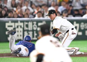 中日・井上監督ぼう然 無死一、三塁の好機から走塁ミス2連発 一瞬でチャンスがついえる