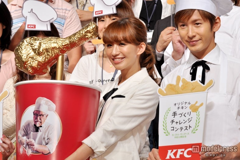 左から：優木まおみ、寺田真二郎