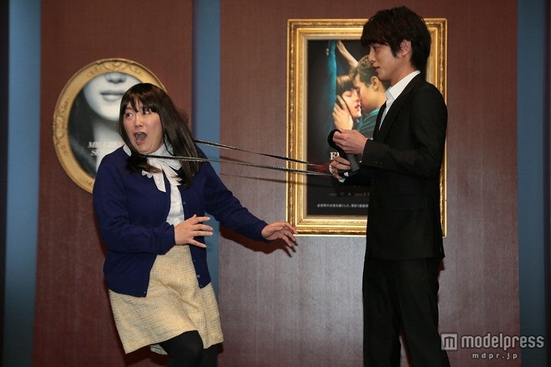 溝端淳平（右）のサプライズ登場に驚く黒沢かずこ（左）／（C）2015 Universal Studios