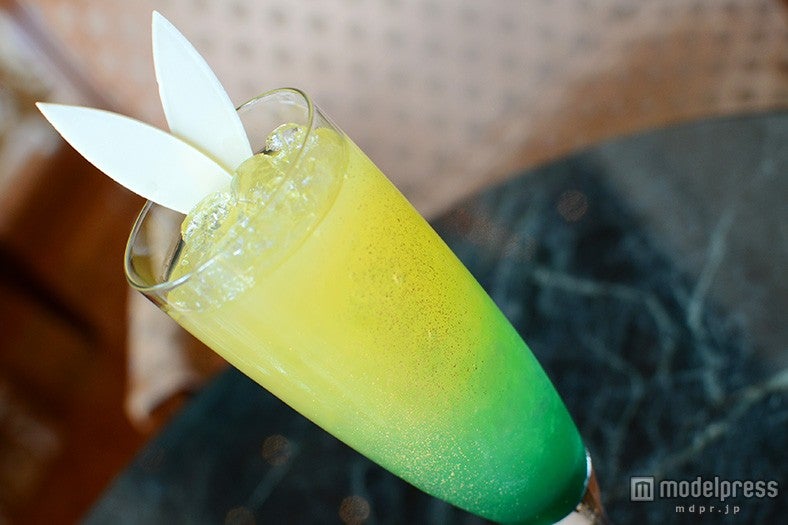 ホワイトチョコのティンカーベルの羽、ピクシーダストが舞う様子をイメージ