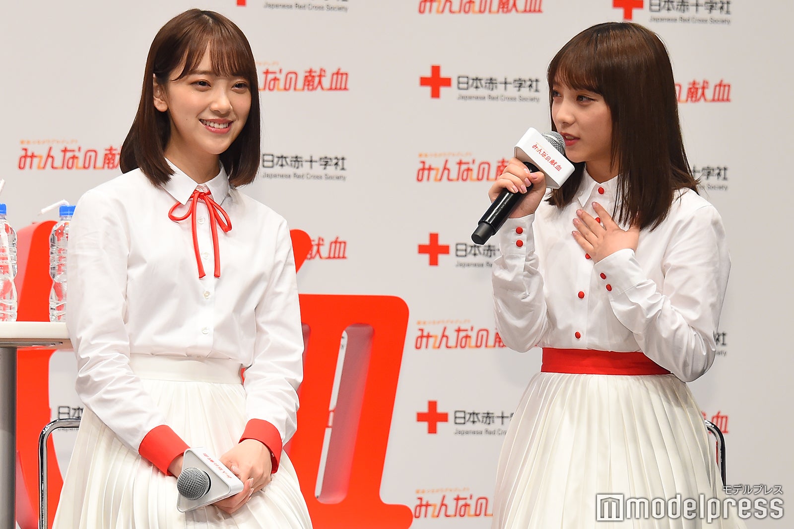 堀未央奈と、早口言葉が上手く言えるか緊張する与田祐希 （C）モデルプレス