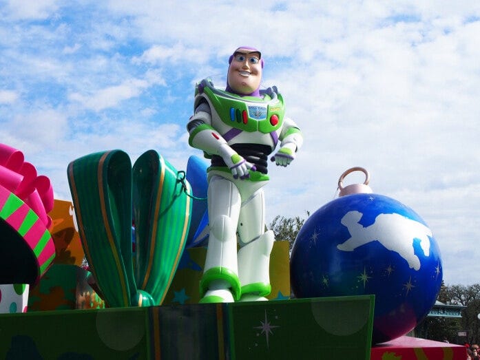 続く『トイ・ストーリー』のフロートでは、バズとウッディがリーダー争い（？）。ジェシーに「ケンカしてるとプレゼントもらえないよ」と言われています