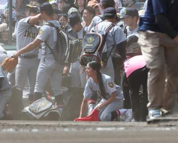 仙台育英 星よつはマネも甲子園の砂を集める 気丈に号泣する選手たちを励ますも涙止まらず「もっとみんなと戦いたかった」