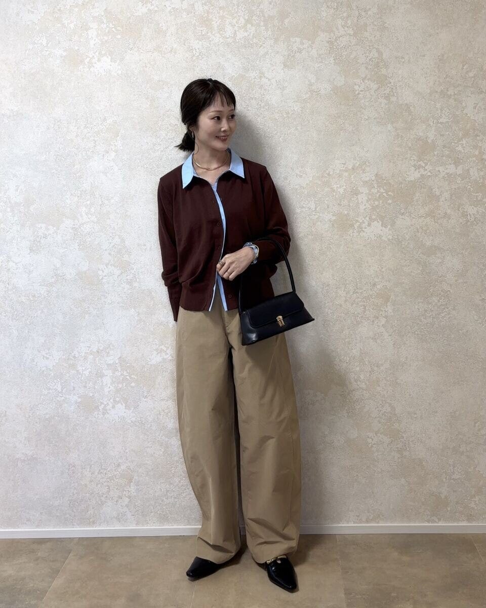 ユニクロジャージーバレルレッグパンツ ユニクロジャージーバレルレッグパンツとブラウン×ブルートップスコーデ
