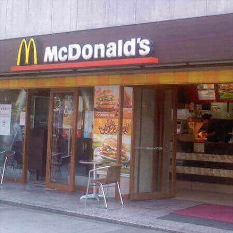 マクドナルドはなぜ氷河期世代を狙うのか 『ろくでなしBLUES』『ドラクエ』懐かしコラボ連発の背景