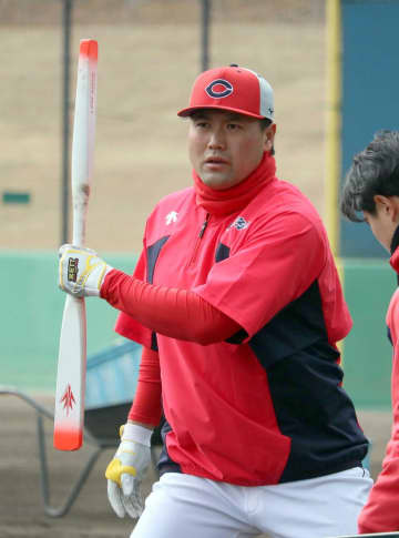 広島・末包 柵越え12本「良い捉え方」 和田一浩“師匠”の極意体現 ティー打撃で特殊なバットも