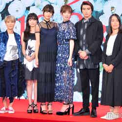 （左から）三島有紀子監督、佐藤玲、山本美月、本田翼、真剣佑、湊かなえ氏（C）モデルプレス