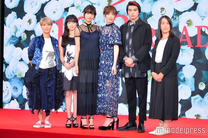 (左から)三島有紀子監督、佐藤玲、山本美月、本田翼、真剣佑、湊かなえ氏(C)モデルプレス