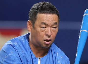 「待て待て待て、まじ！？」「めっちゃ貴重」平成唯一の三冠王の息子は24歳ハンドボール選手だった！親子始球式で対戦「自慢の息子さんなんだろうなあ」