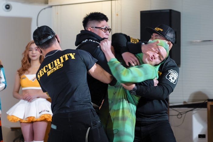 「NARIAGARI」旗揚げ大会の対戦カード発表会見より(提供写真)