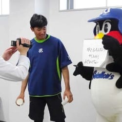 ヤクルト・ドラ1奥川 つば九郎とコラボ動画 子どもたちへ室内でできる練習法を紹介