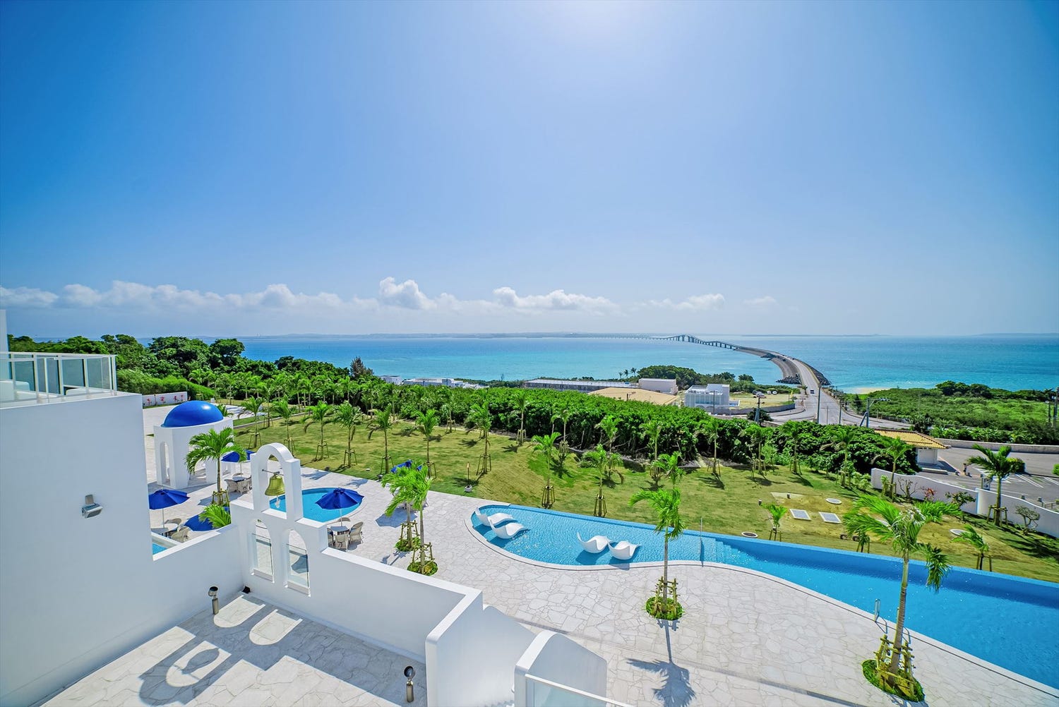 沖縄に「サントリーニ ホテル & ヴィラズ 宮古島」地中海のリゾートムード漂うデザイン