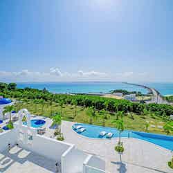 沖縄に「サントリーニ ホテル & ヴィラズ 宮古島」地中海のリゾートムード漂うデザイン