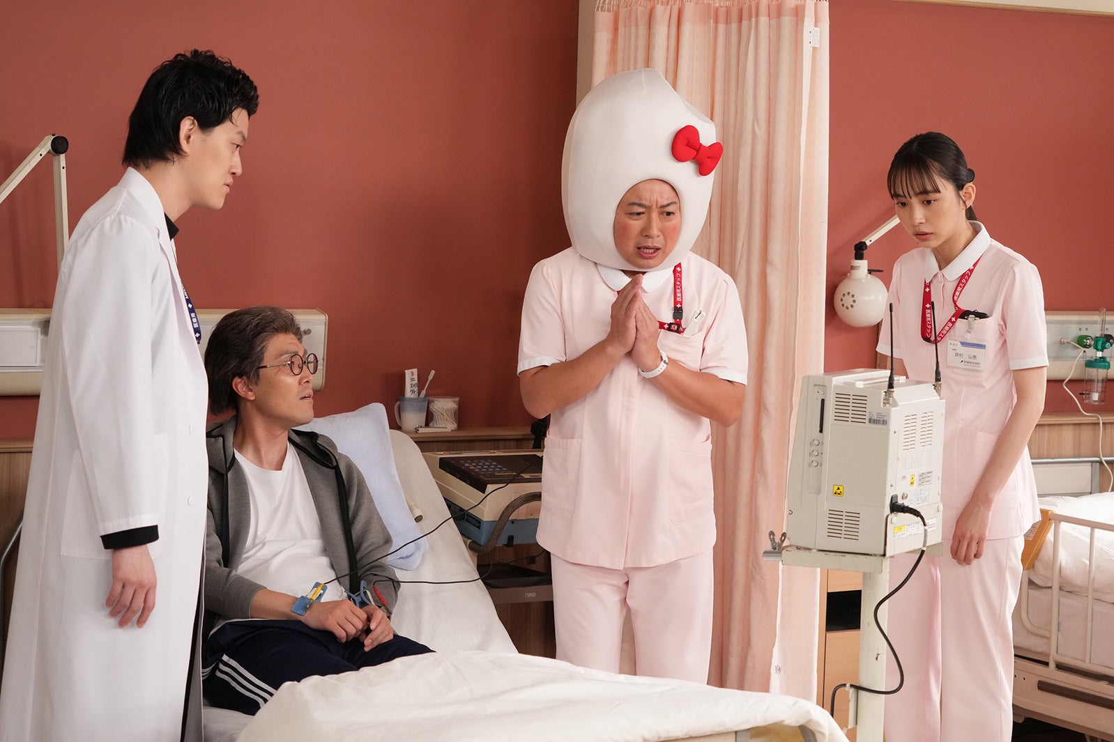 （左から）粗品、菊田竜大、松尾駿、井桁弘恵（C）フジテレビ