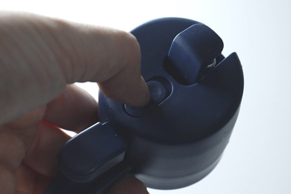 オイルボトルの注ぎ口をスライドさせる指