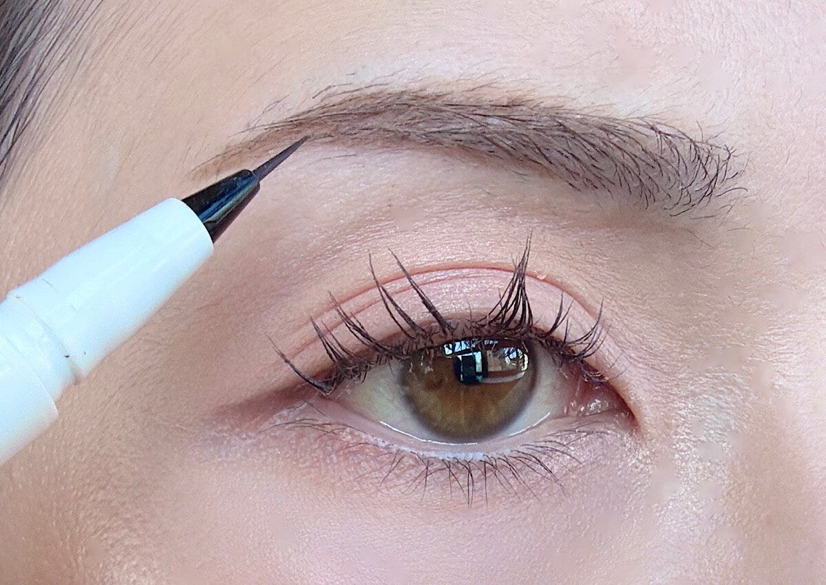 最新の垢抜け眉を作るなら「アイブロウリキッド」は必須