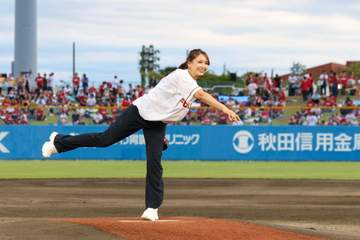 4児ママ女優、奇跡の41歳が地元で2年連続始球式 加藤夏希 今年は上手投げで場内大歓声「反応が昨年の『あ～』から今年は『お～』に。嬉しかった」