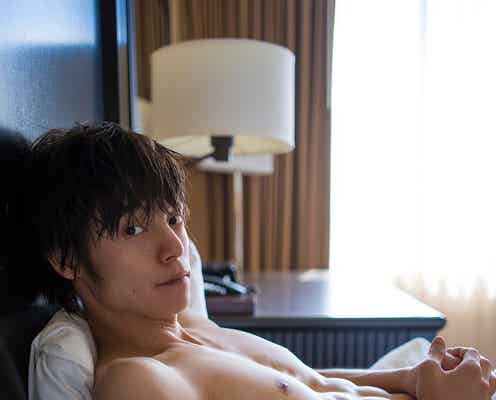窪田正孝、ベッドの上で“肉体美”披露 胸キュン至近距離カットでプライベート感溢れる姿満載