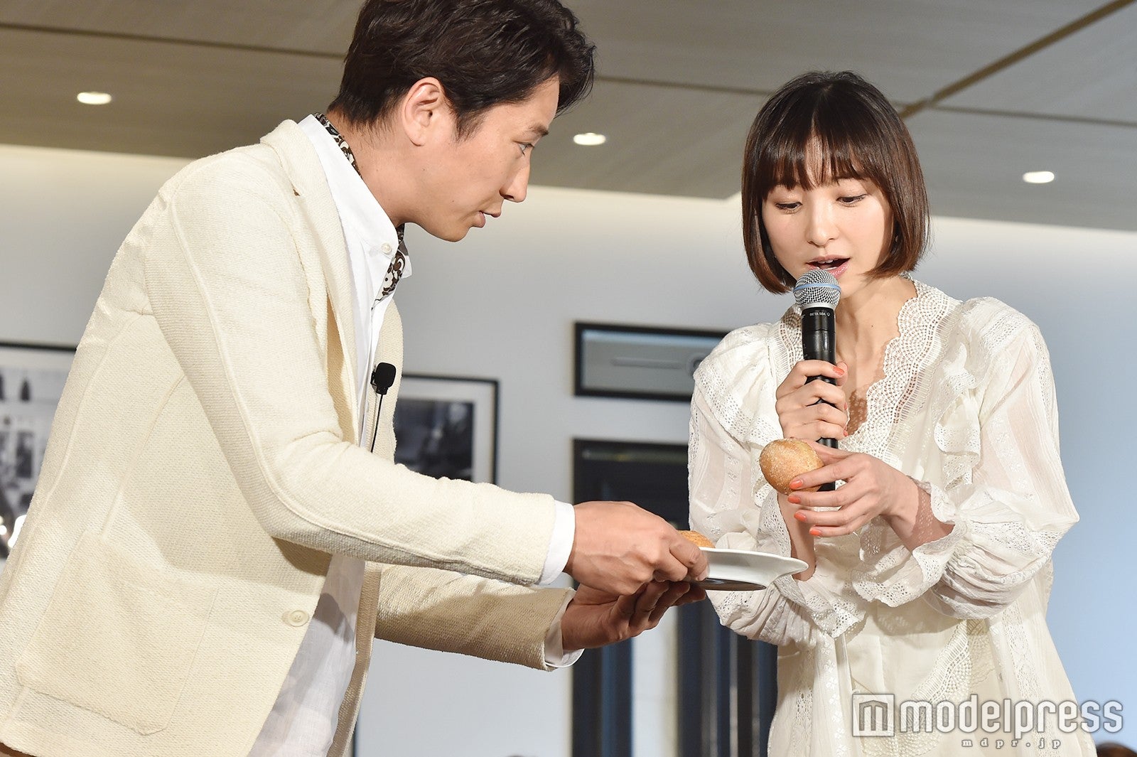 谷原章介、篠田麻里子 （C）モデルプレス
