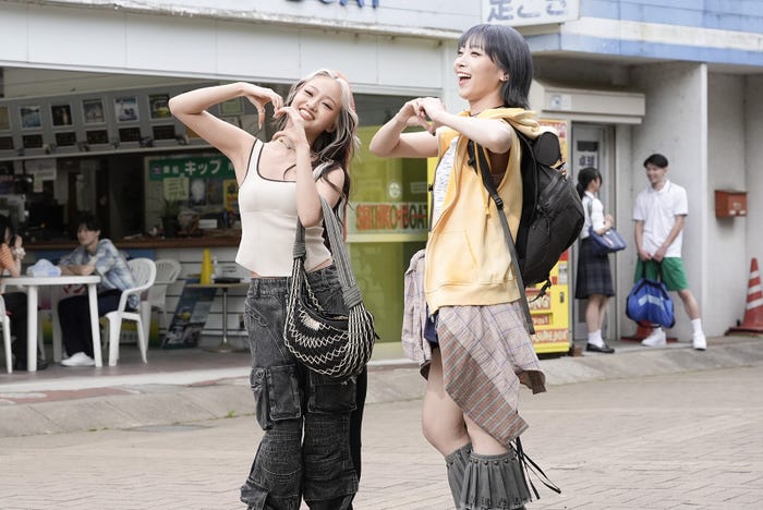 YURI、JISOO「マックに甘いの飲みにこない?リニューアル」篇(提供写真)