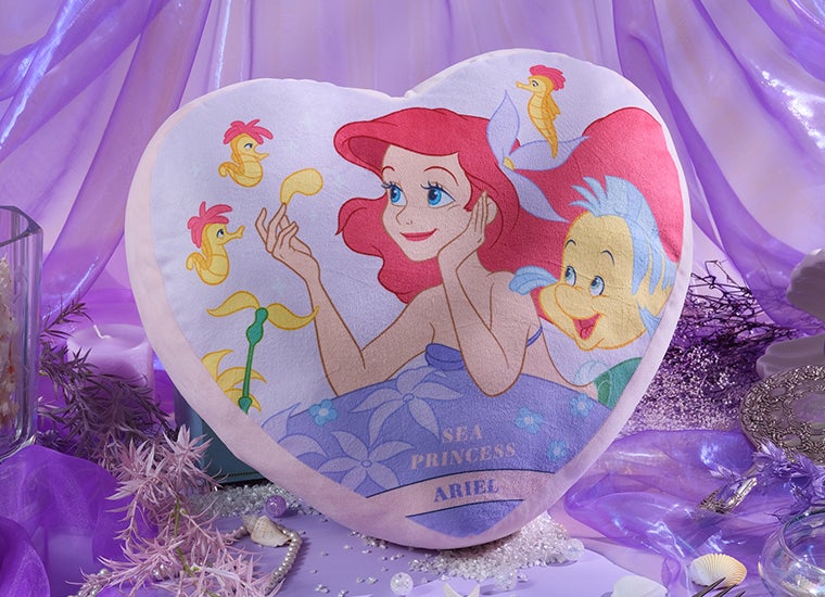 ハート型クッション税込3,080円（C）Disney