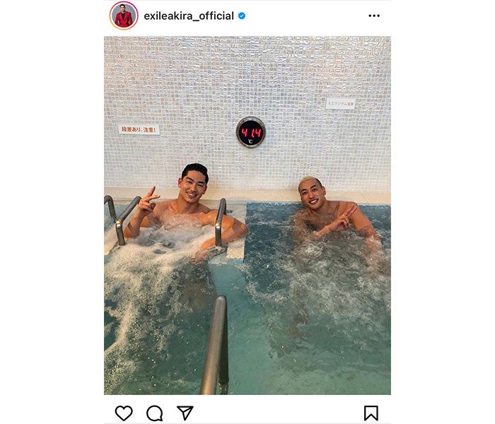 EXILE AKIRA、関口メンディーと筋肉美見せつける銭湯で2ショット