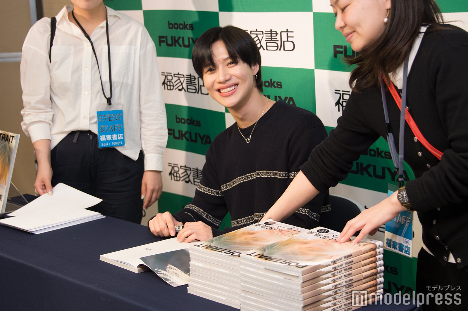サイン会を控え、笑顔のテミン （C）モデルプレス