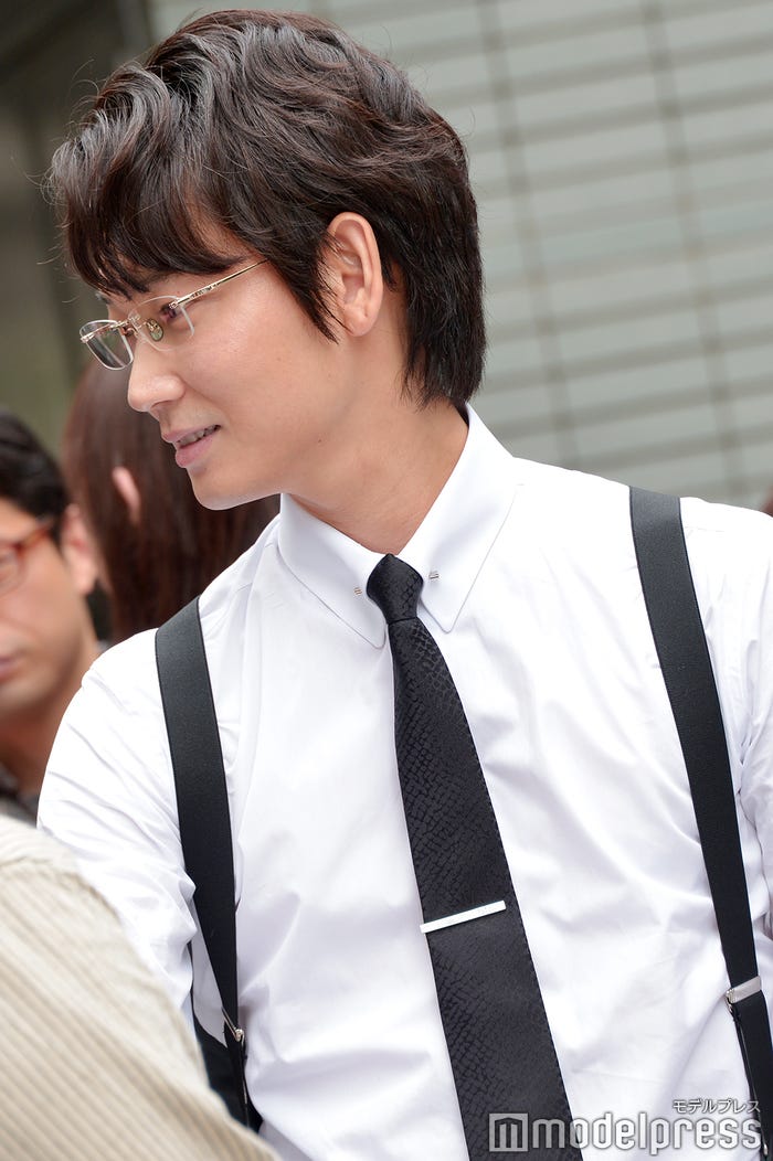 スタッフと談笑する綾野剛 (C)モデルプレス