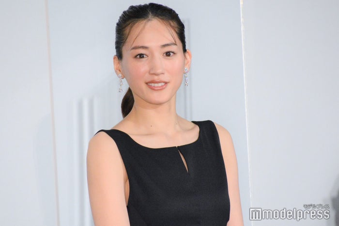 綾瀬はるか 背中ざっくり艶やかドレスで魅了 公開延期乗り越え みなさんにお会いできて本当にうれしい 奥様は 取り扱い注意 モデルプレス