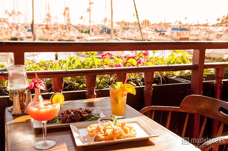 「Chart house」でサンセットを見ながらハッピーアワーを楽しんで／Photo by 内田恒（Hisashi Uchida）