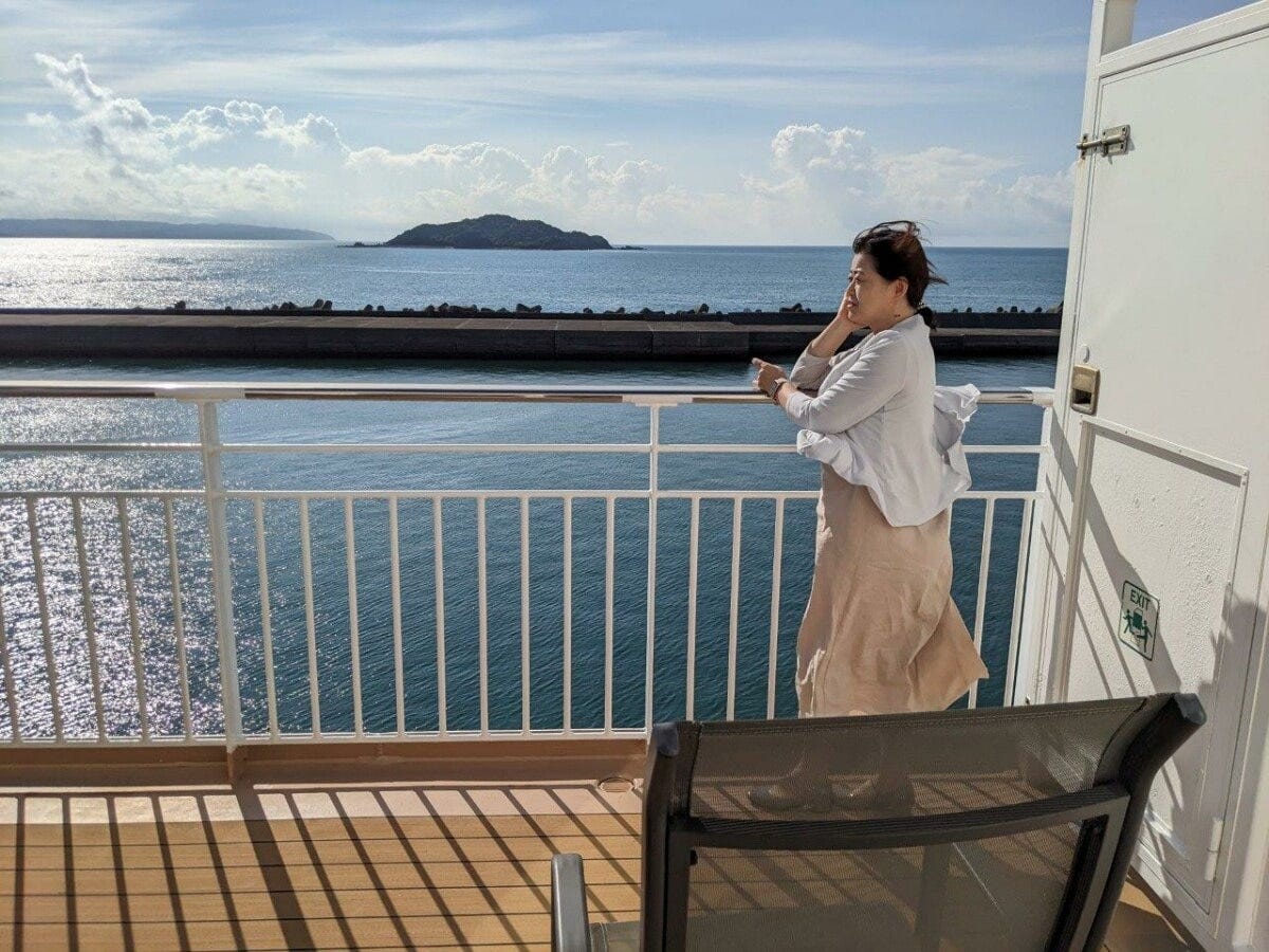 客室のバルコニーも広く、潮風を感じられる