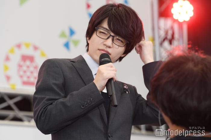 罰ゲームで松村北斗のモノマネをする西畑大吾(C)モデルプレス