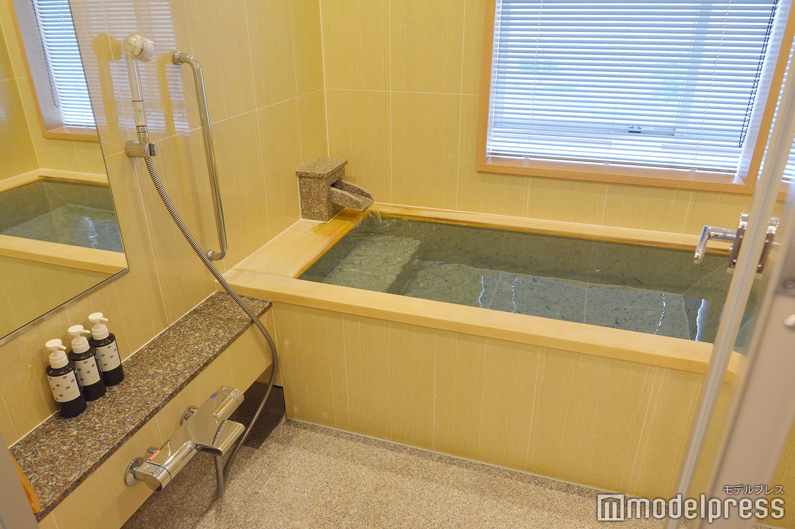 （C）モデルプレス