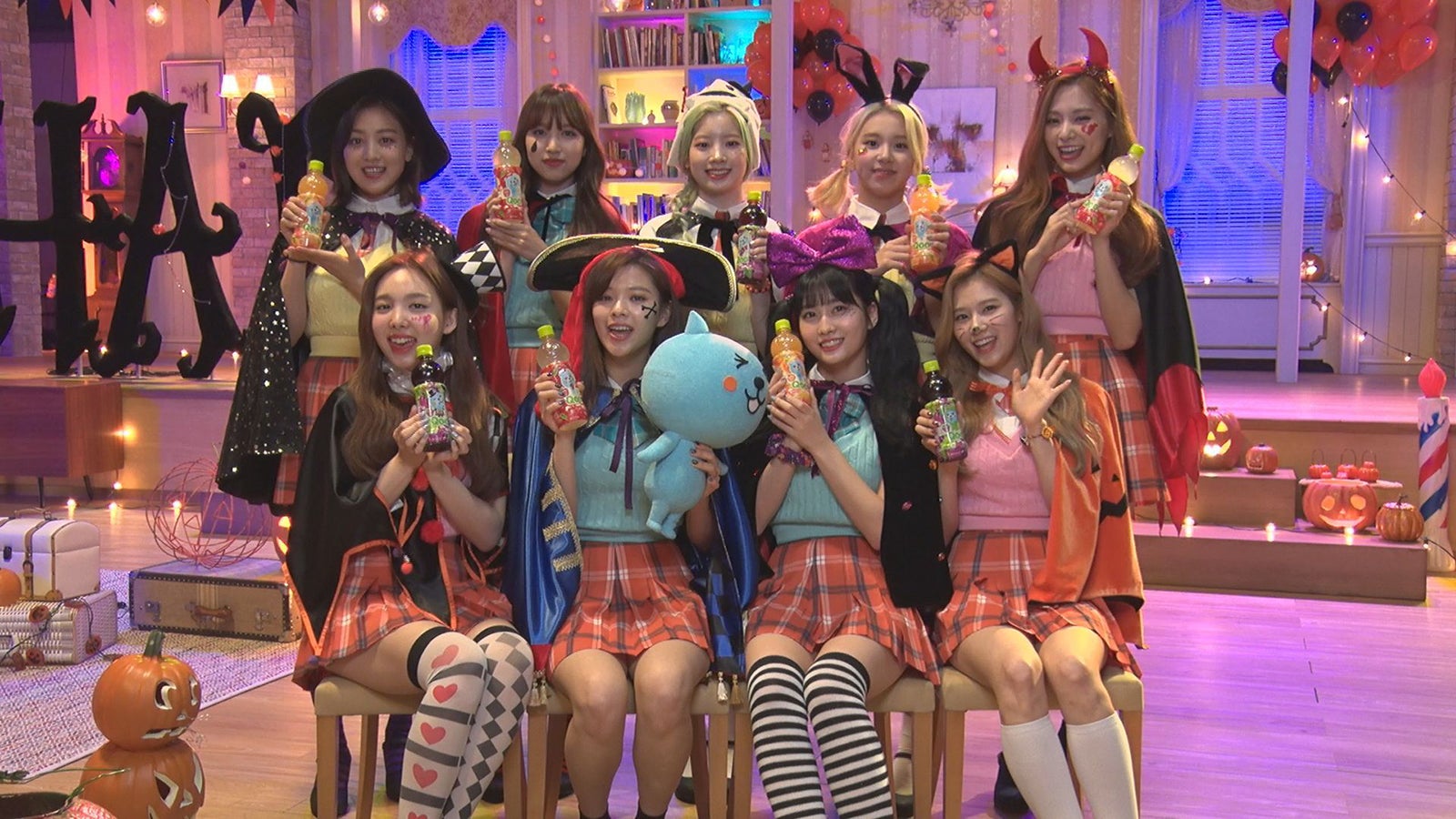 TWICE（後列左から）ジヒョ、ミナ、ダヒョン、チェヨン、ツウィ（前列左から）ナヨン、ジョンヨン、モモ、サナ（提供画像）