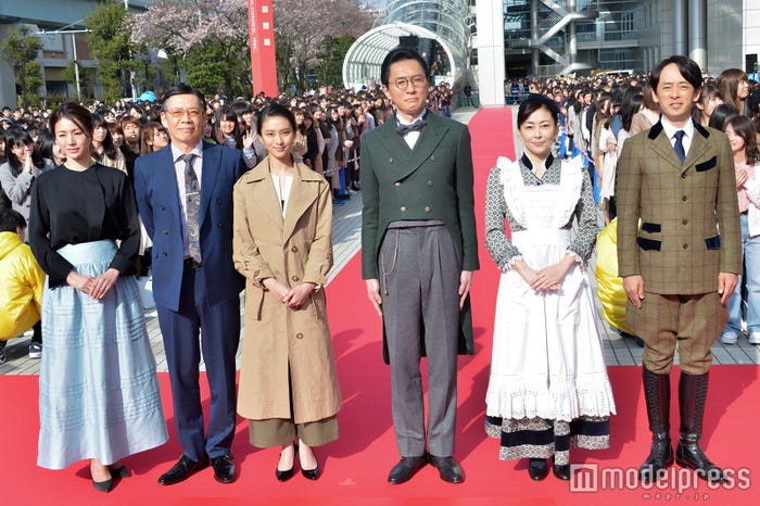 (左から)井川遥、生瀬勝久、武井咲、松重豊、中山美穂、滝藤賢一/新月9ドラマ「貴族探偵」制作発表会見より(C)モデルプレス