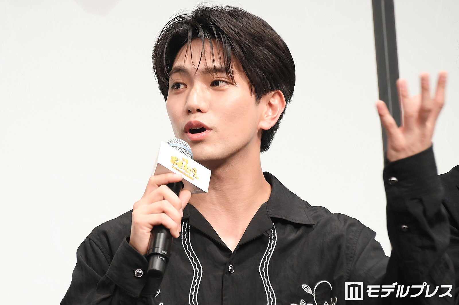 Aぇ! group正門良規、“普段からカラ松”だった「革ジャンが制服」映画で木村拓哉モノマネも披露【おそ松さん 人類クズ化計画!!!!!?】
