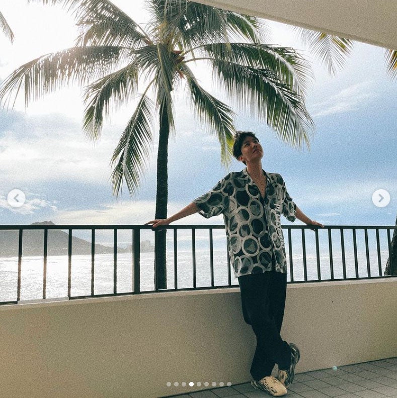 休暇中のBTS・J-HOPE、“初の家族旅行”を報告 実姉の投稿にも注目集まる「仲良し姉弟」