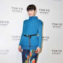 「東京ランウェイ2013 AUTUMN/WINTER」に出演した秋元梢