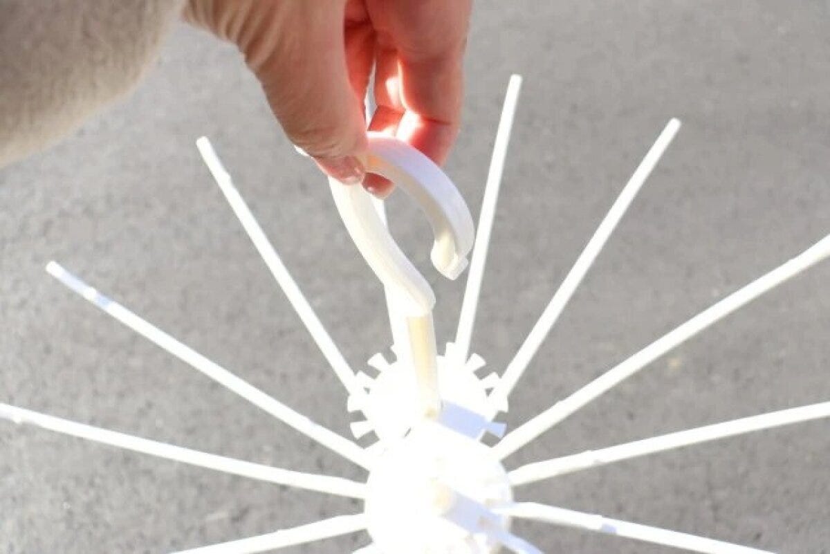 ダイソーのパラソルハンガー（16本掛け）を広げる