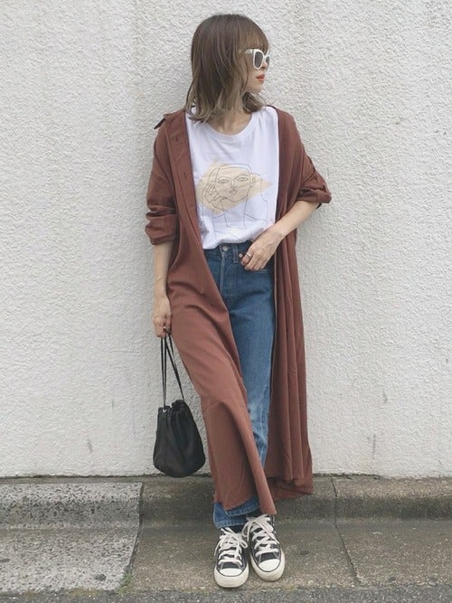 Tシャツとデニムパンツに羽織の女性