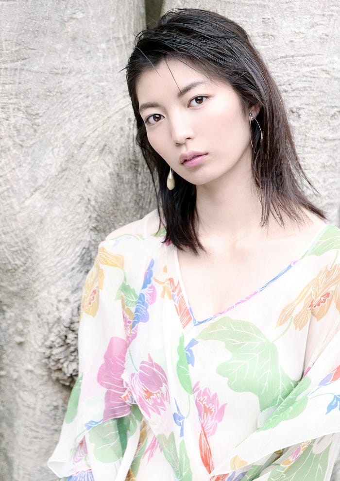 仲村トオルの娘 ミオ 胸元チラリ 初写真集を発表 モデルプレス