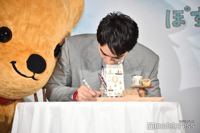 祖母に手紙を書いている町田啓太に近づくぽすくま(C)モデルプレス
