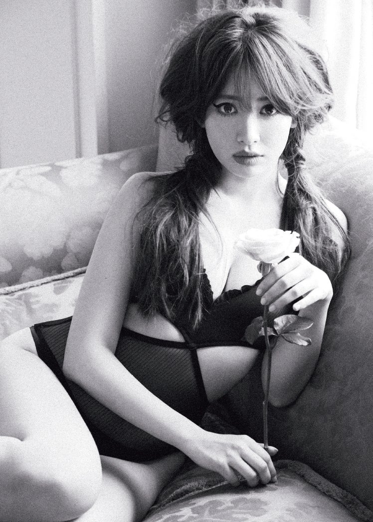 小嶋陽菜、SEXY黒ランジェリーでマシュマロ美乳あらわ