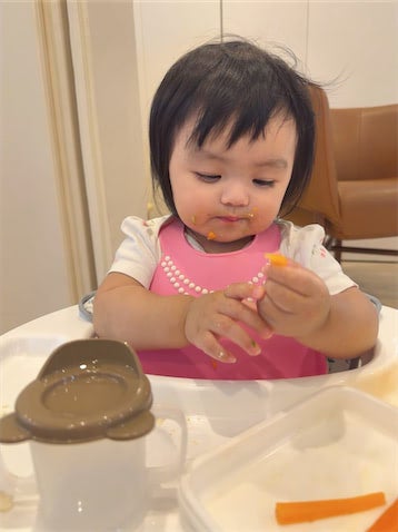 川崎希、1歳次女・グーちゃんの朝ごはんを公開「にんじんスティックをガブガブ」