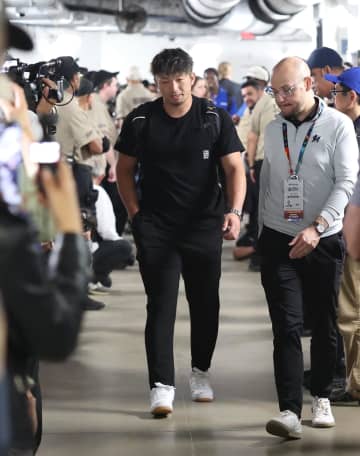 負傷交代の鈴木誠也は瞳を潤ませ「最後の最後で迷惑をかけて申し訳ない」足を引きずりながら球場後に 右膝は後日、精密検査へ