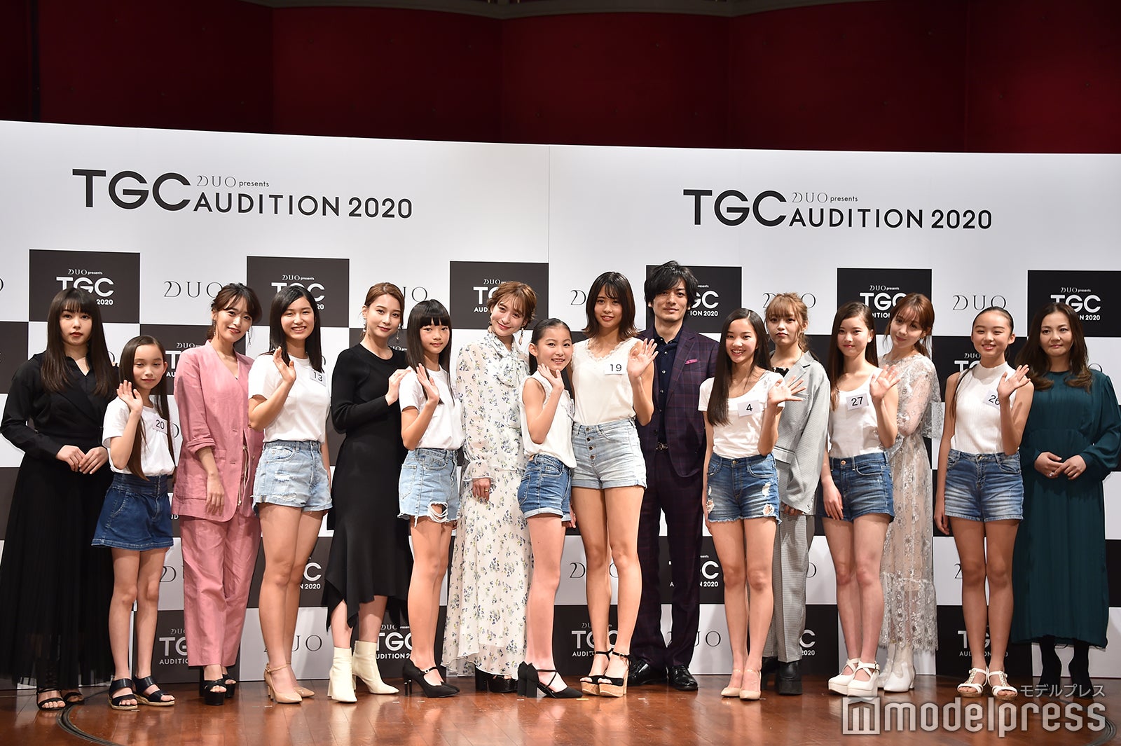 ゲスト審査員と1位指名された候補者 （C）モデルプレス