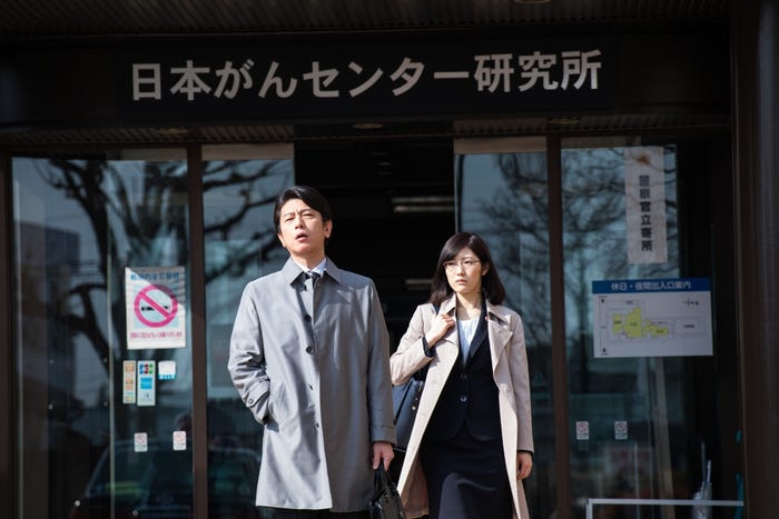 及川光博、渡辺麻友 (C)TBS