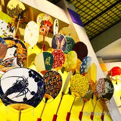大小さまざまな個性あふれる丸亀うちわを展示(C)モデルプレス